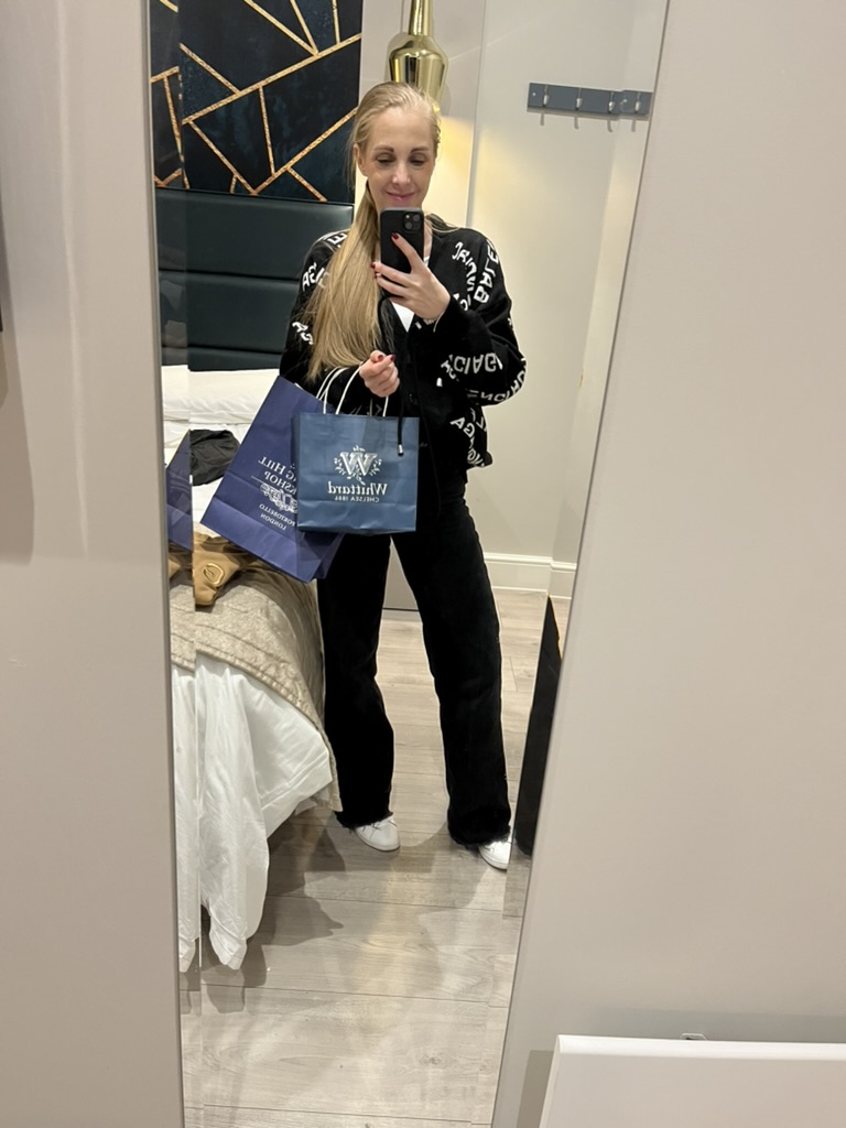 Foto pred zrkadlom so suvenírmy, hotelová izba v Belsize park London