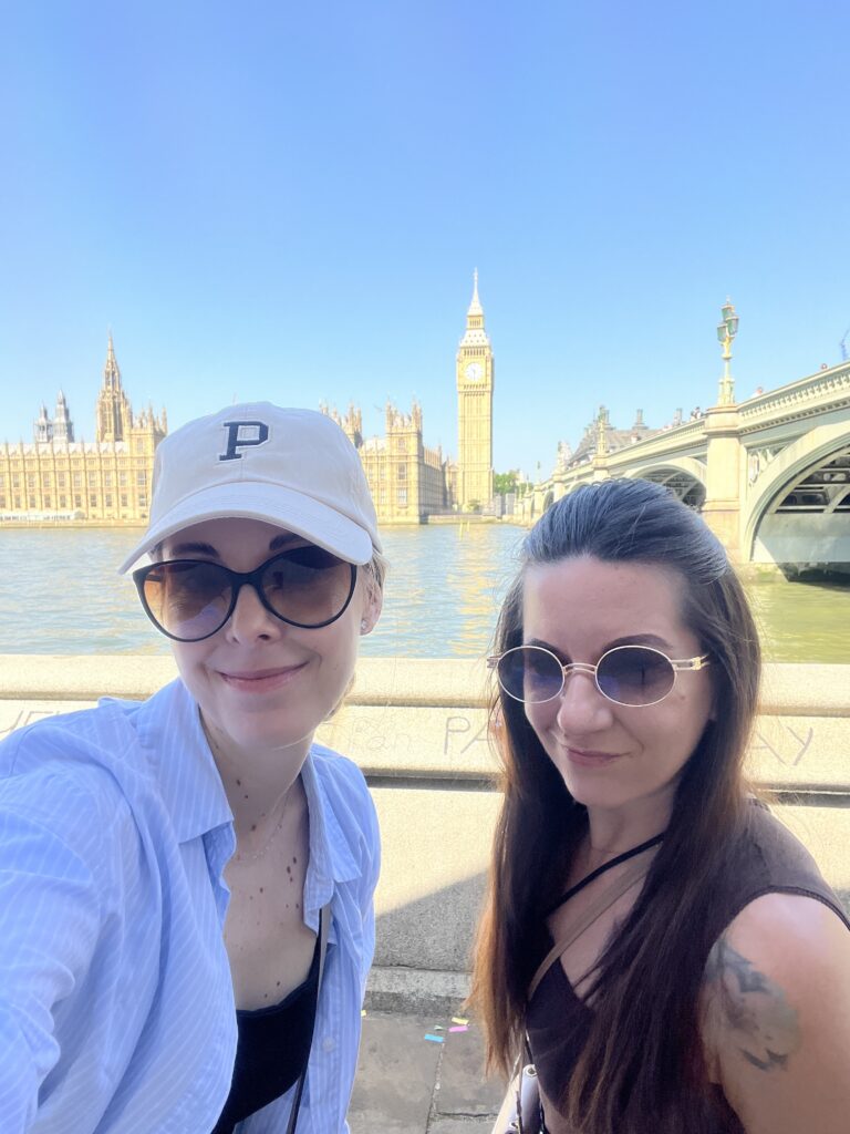 Cestovanie s kamarátkou v Londýne pri Big Bene a Westminsteri